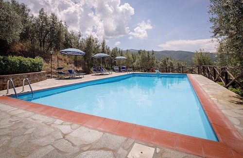 Pieve di Chio House | Villa Angelisa D: A characteristic and welcoming apartment surrounded by meadows and by green hills, with Free WI-FI.