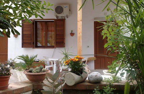 Capaci Cottage | Villa Butterfly1 with a veranda and outdoor shower by the sea and cultural sites