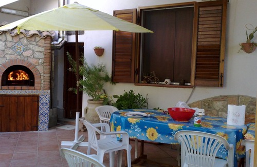 Capaci Cottage | Villa Butterfly1 with a veranda and outdoor shower by the sea and cultural sites