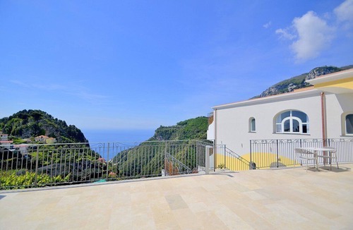 Pontone House | Villa Clarice A, fully refundable with voucher*: A bright and sunny apartment in a quiet position, located on a hillside above the sea, with Free WI-FI.