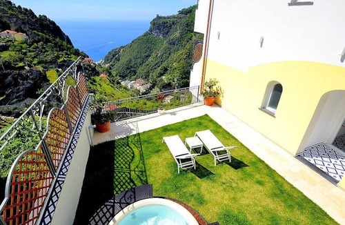 Pontone House | Villa Clarice B, fully refundable with voucher*: A bright and sunny studio apartment in a quiet position, located on a hillside above the sea, with Free WI-FI.