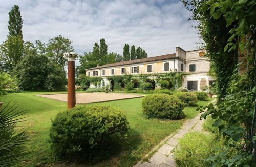 Sambruson Villa | Villa 'Colloredo' with Shared Garden and Air Conditioning