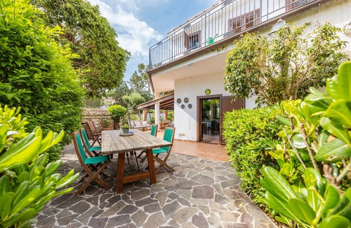 Carini Villa | Villa 'Ellie' with Private Garden, Wi-Fi and Air Conditioning