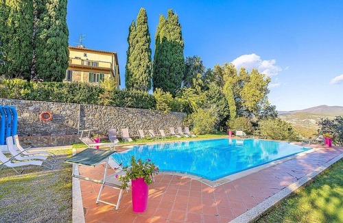 Il Poggio Villa | Villa Farnetta: A spacious and welcoming three-story villa located in the heart of the Val d'Orcia, with Free WI-FI.