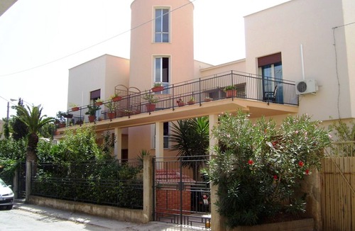 Castellammare del Golfo Apartment | Villa Gelvi. Apartment with equipped terrace, wi-fi and 2 minutes from the sea