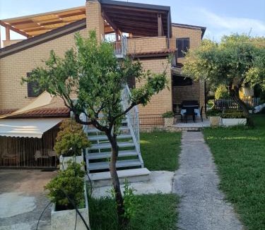 Anzio House | VILLA GIULIANA stanze con bagno interno in Villa a 350 mt spiaggia libera Lido delle Sirene