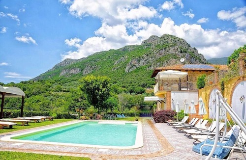 Giungano House | Villa Giuncalia D: A welcoming apartment surrounded by the greenery, with Free WI-FI.