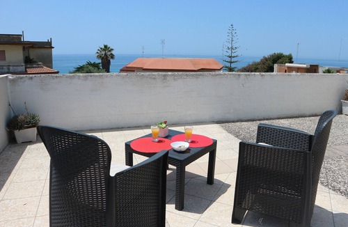 Taranto Villa | Villa just steps from the sea. Mediterranean space and relaxation.