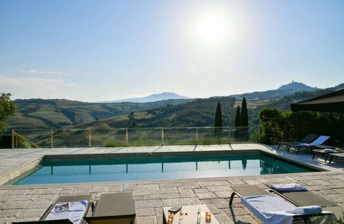 Il Poggio Villa | Villa La Vigna - Stunning farmhouse with heated private pool