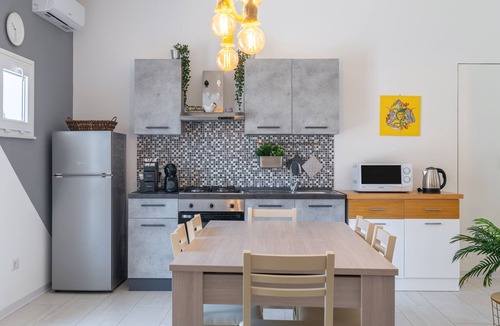 Solarino Apartment | Villa Latina apartment in villa with pool, Wi-Fi and air conditioning