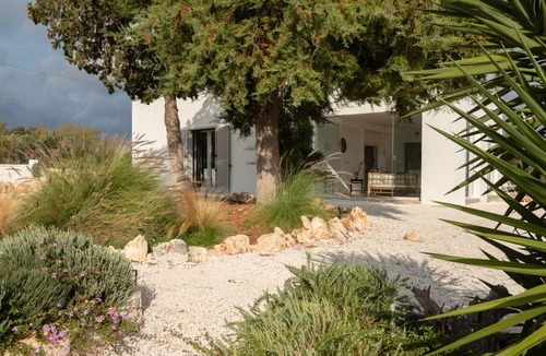 Fumarola Villa | Villa Pettirosso on an elevated terraced olive grove,