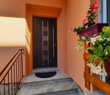 Porto Azzurro House | Villa rosa nel cuore di Porto Azzurro