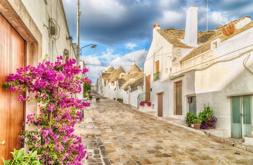 Laureto House | Villa with garden view on trulli