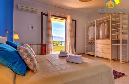 Isola delle Femmine Villa | Villa with pool a few steps from the sea in the Isola delle Femmine Reserve!