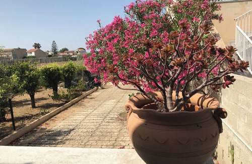 Santa Maria del Focallo House | Villino Oleandro ad 1 Minuto a Piedi Dalla Spiaggia, Climatizzato e con Wifi