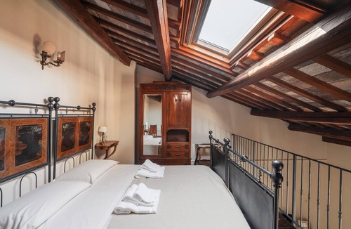 Santa Veneranda Apartment | With loft, in a historic farmhouse in the hills with pool