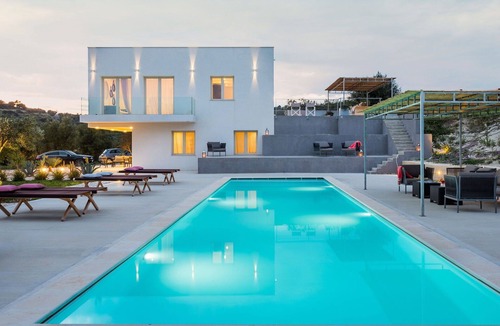Avola Villa | Wonderful private villa for 9 guests with WIFI, private pool, A/C, TV, terrace and panoramic view