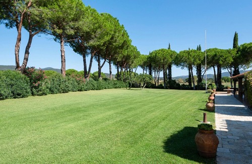 Castiglione della Pescaia Apartment | Zweizimmerwohnung für 3 Personen in einem Bauernhaus mit Schwimmbad by Interhome
