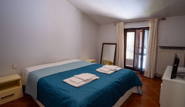 A comfortable 65 sqm apartment, suitable for up to 3 people, located on the first floor of a building without an elevator (access via stairs).The property is strategically located just 50 meters from the hospital.Piacenza city center is easily accessible in Piacenza