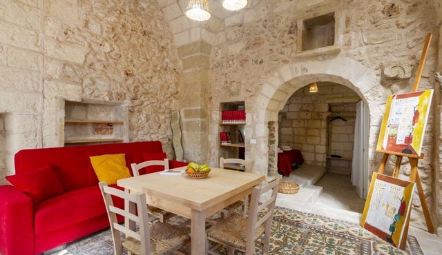 A comfortable, open-plan apartment for two, featuring typical and charming stone architecture, located in Cannole, a quiet village in the heart of Salento. It sits in a courtyard just steps from the town center and Granafei Castle. It's within easy reach in Cannole