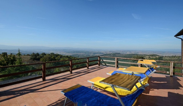 A massive view on Tuscany/ Umbria; old hunting lodge with big terrace, amenities