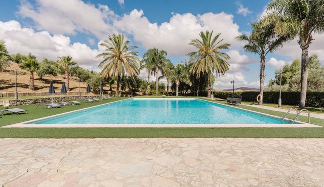 Agriturismo Ponte Calatrasi Room 'Quadrupla 2' with Shared Pool, Wi-Fi and Air Conditioning