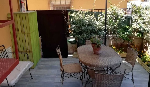 Alghero: Casa del Sole: Trivano Fronte Spiaggia Lido S. Giovanni con Giardinetto in Alghero