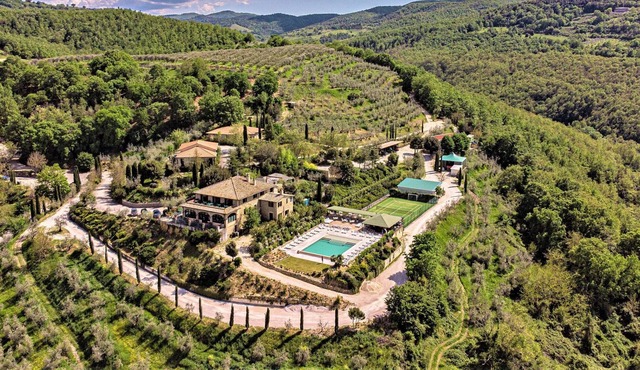 Alluring apartment in Passaggio di Bettona with pool