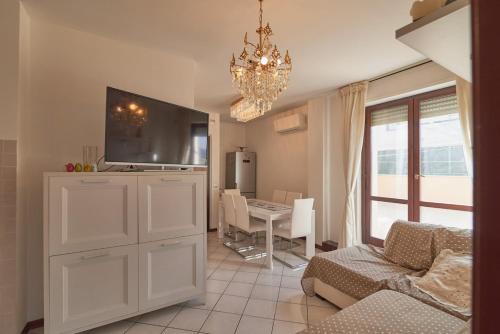 AM Stays 16 - Large Apartment steps from the Main Station
