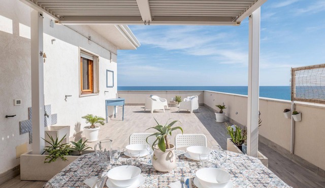 Amazing apartment in Pozzallo with house sea view