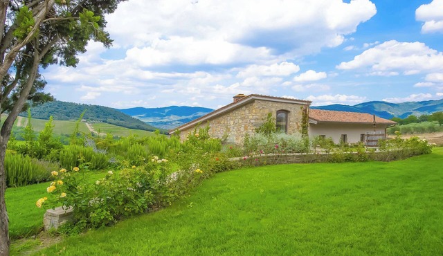 AMORE RENTALS - Villa Bacci with Indoor Heated Pool, Garden and Parking