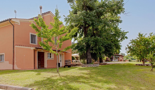 Apartment "Antica Fattoria Borghesi" with Pool, Garden & Wi-Fi