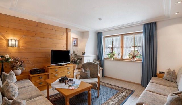 Apartment 'Bergdistel Nr 8' with Mountain View, Shared Garden and Wi-Fi in Mittenwald