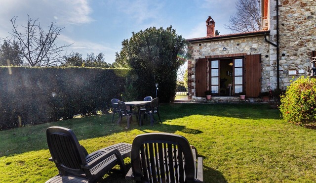 Apartment 'Granaio' with Shared Garden, Wi-Fi and Air Conditioning