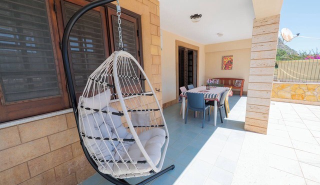 Apartment in a villa just a stone's throw from the sea
