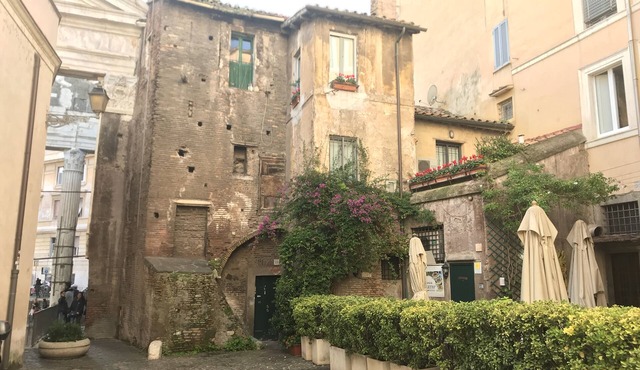 Apartment in the heart of Ancient Rome, with separate entrance.