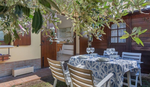 Apartment located on the ground floor of a modern terraced house with private entrance.Beautiful private garden with table and chairs for outdoor dining or simply relaxing.In 75 square meters of space it accommodates 6 people with a double bedroom, a sin