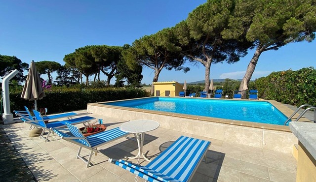 Apartment 'Podere Nuti - 3 Vallino' with pool, garden and shared Wi-Fi