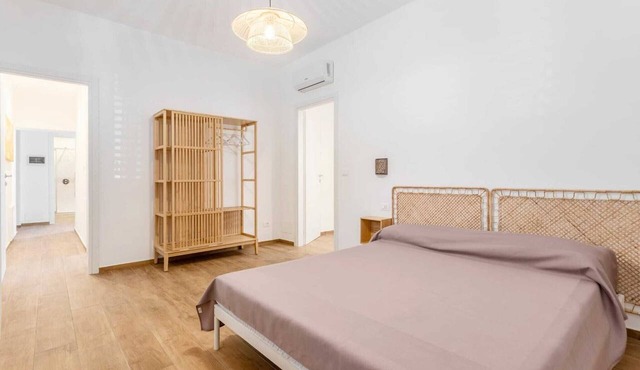 Apartment 'Travel Rooms-Arenella Piano Terra 2' with Mountain View, Wi-Fi and Air Conditioning