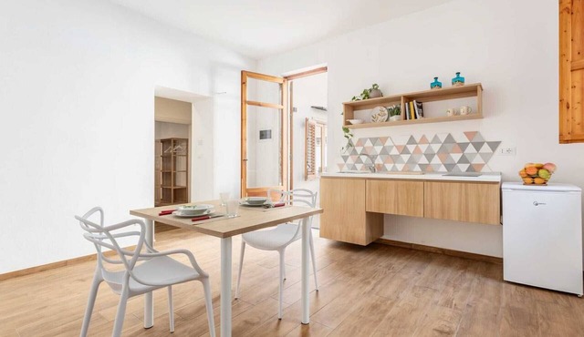Apartment 'Travel Rooms-Arenella Piano Terra 2' with Mountain View, Wi-Fi and Air Conditioning