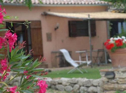 Apartment Unabhaengige Wohnung in Amelia mit Garten- Grill by Interhome