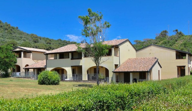 Apartments 4 beds, first floor with private outdoor area, in Residence with swimming-pool