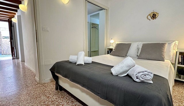Apt. Dorsoduro (100m from Guggenheim Museum)