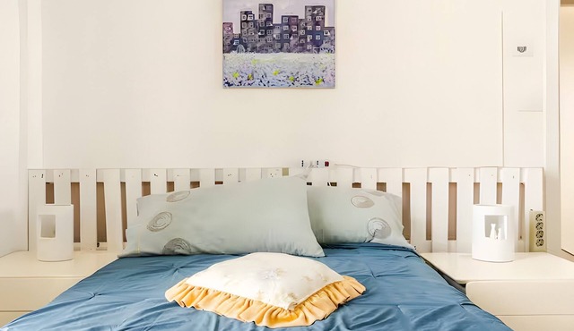 'Art Vintage-French Double' Room with Balcony, Wi-Fi & Air Conditioning