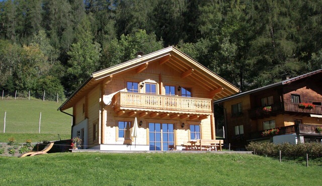 Beautiful apartment in villa for 6 guests with WIFI, TV, terrace and pets allowed in Heiligenblut Am Großglockner