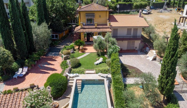 Awesome home in Comeana with private swimming pool, can be inside or outside