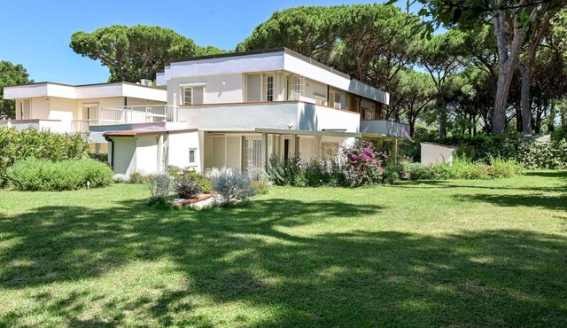 Beautiful private villa for 10 guests with WIFI, A/C, TV, patio and pets allowed