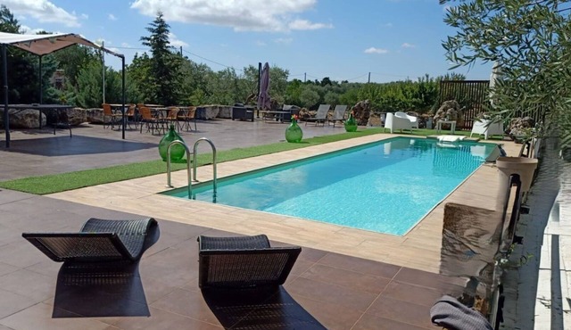 Beautiful private villa for 10 people with private pool, WIFI, A/C, balcony and pets allowed