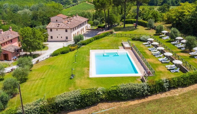 Beautiful apartment in villa for 4 guests with pool, WIFI, A/C, TV, terrace and pets allowed