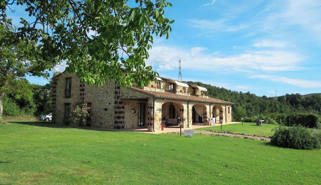 Beautiful apartment for 6 guests with WIFI, pool, TV and patio